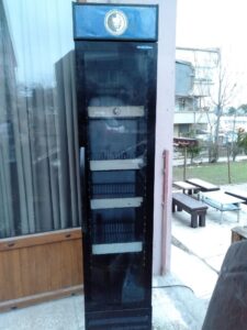 ikinci el meşrubat dolabı 180 santim uzunluğunda tek kapılı